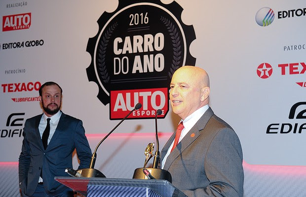 José Loureiro (d) engenheiro da Volkswagen, recebe o prêmio de César Bérgamo, da Editora Globo (foto de Rafael Jota )