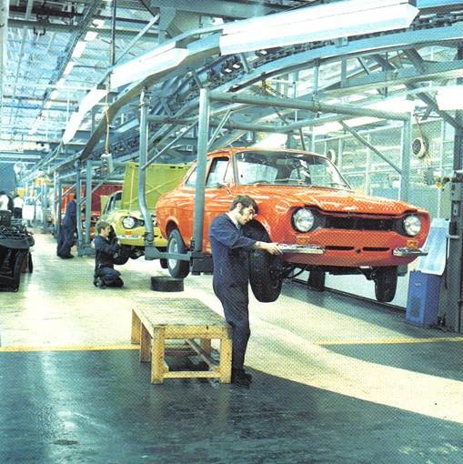4.Linha de montagem na fábrica de Dagenham, na Inglaterra, em 1974, quando comemorou a produção do Ford Escort 2 milhões.