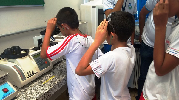 12 - Escola Mun Prof Josephina Simões, alunos da 5ª série do Fundamental, Bairro Industrial Munir Calixto na Estação de Tratamento de Esgoto da CAOA - Laboratório da Estação de Tratamento