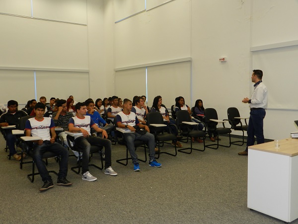 17 alunos do 1º ano do Ensino Médio. Escola Estadual General Curado, Bairro Industrial Munir Calixto.