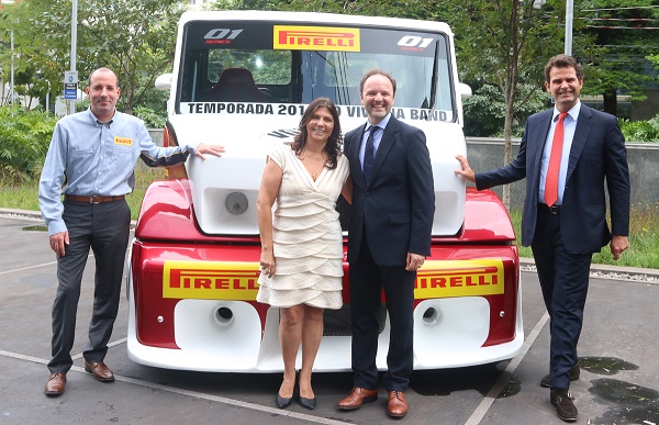 Da esquerda para a direita: Fabio Magliano, Gerente Motorsport Pirelli Latam; Neusa Navarro, presidente Fórmula Truck; Dino Maggioni, CEO da Pirelli no segmento Industrial para as Américas e Marco Maria Tronchetti Provera, Diretor Marketing Pirelli Latam