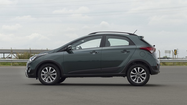hyundai_hb20x_lateral_2016_940x532