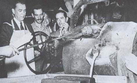 Eleito, em fins de novembro de 1955, JK na fundição do 1º motor brasileiro, o Mercedes pela Sofunge