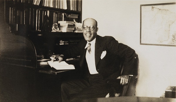 mario-de-andrade-em-sua-mesa