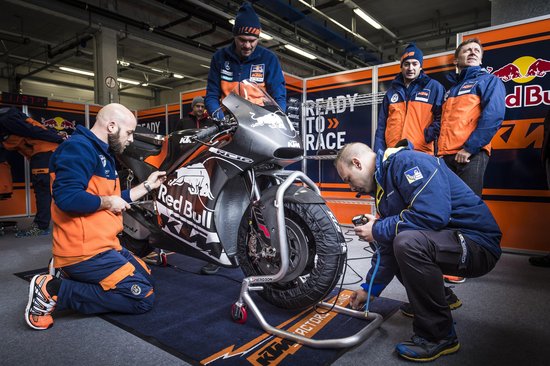 the-ktm-crew-set-the-rc16-up-for-action