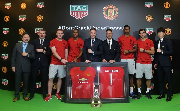 loic biver,leo poon and jamie reigle take group photo with manchester united players and legends to mark the exciting moment