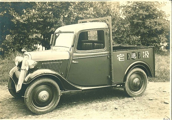 En 1935 se lanzó la primera Pick Up bajo la marca Datsun, este vehículo contaba con un motor de 12 caballos de fuerza, un torque de 37 NM, una transmisión de 3 velocidades y 1 marcha atrás.